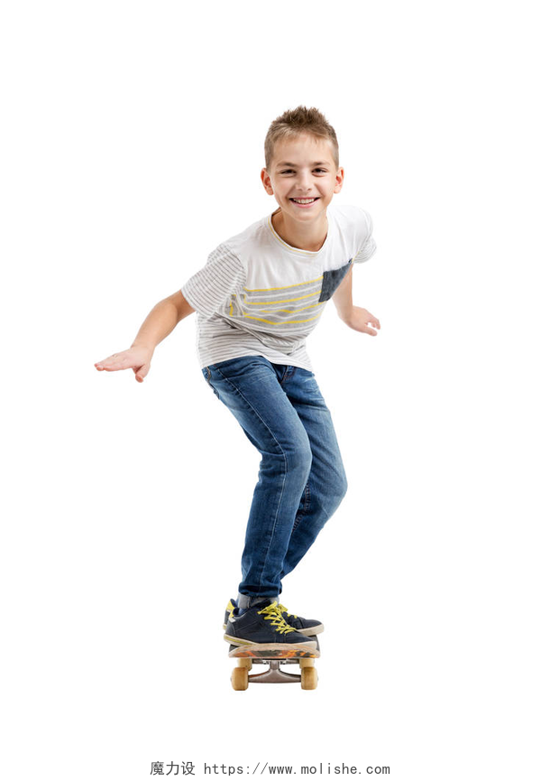白色背景下的微笑的男孩骑着滑板快乐微笑的男孩骑着滑板